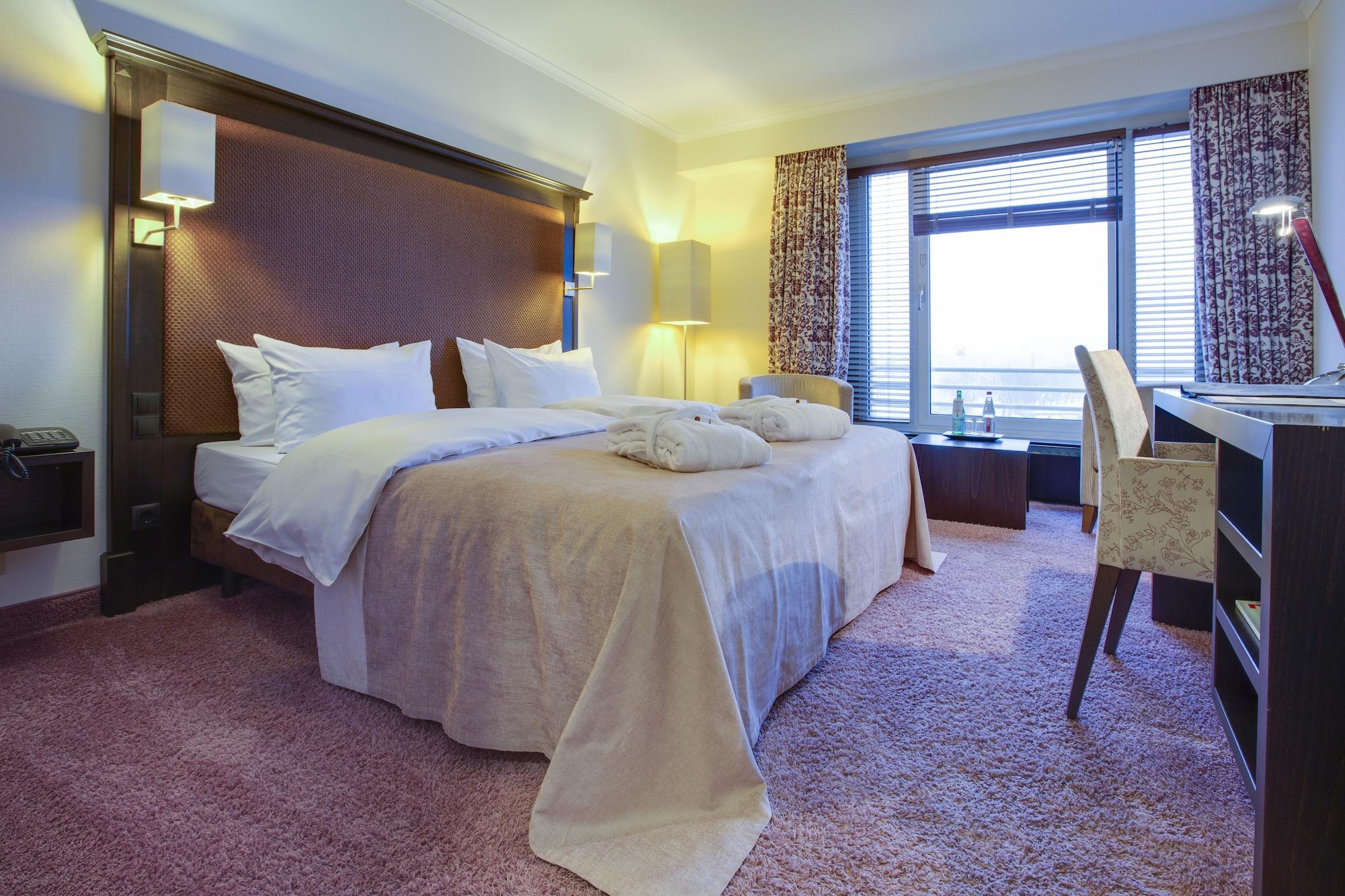 Radisson Blu Senator Hotel, Luebeck Exterior photo A typical room at the hotel