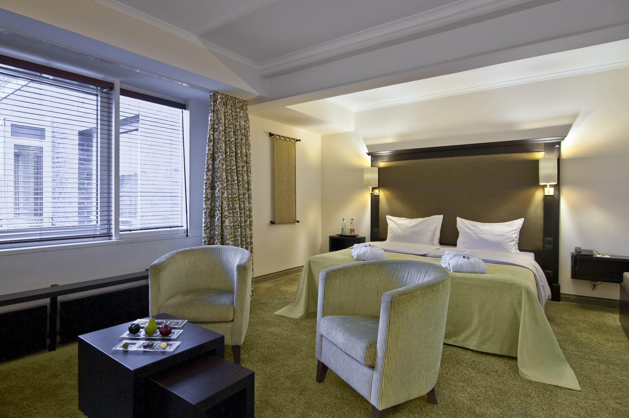 Radisson Blu Senator Hotel, Luebeck Exterior photo A room at the hotel